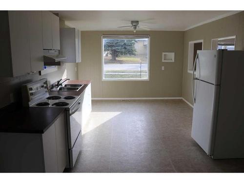 824 51 Street, Edson, AB - Indoor Photo Showing Kitchen With Double Sink