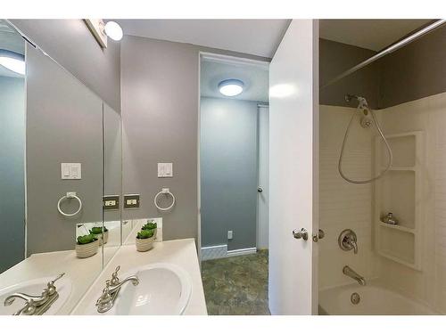 901 13 Avenue Se, Slave Lake, AB - Indoor Photo Showing Bathroom