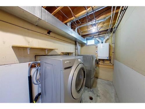 901 13 Avenue Se, Slave Lake, AB - Indoor Photo Showing Laundry Room