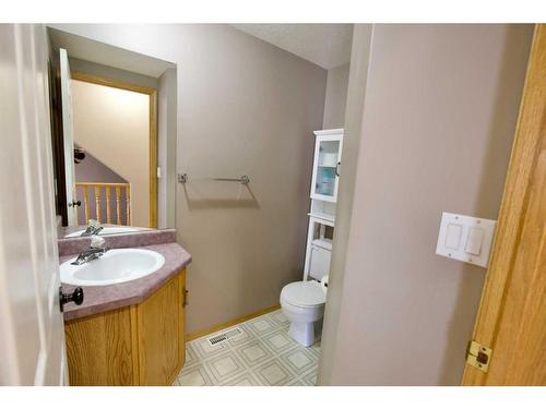 174 Wilson Avenue, Hinton, AB - Indoor Photo Showing Bathroom