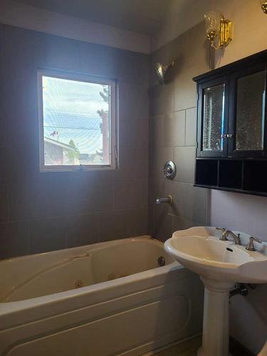 5033 6 Avenue, Edson, AB - Indoor Photo Showing Bathroom