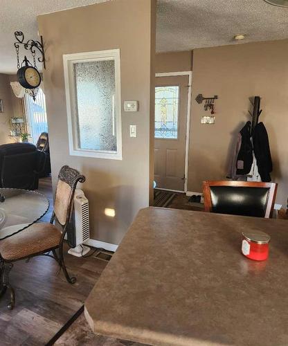 502 8 Street, Fox Creek, AB - Indoor Photo Showing Dining Room