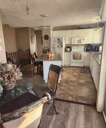 502 8 Street, Fox Creek, AB - Indoor Photo Showing Kitchen