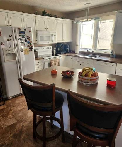 502 8 Street, Fox Creek, AB - Indoor Photo Showing Kitchen With Double Sink