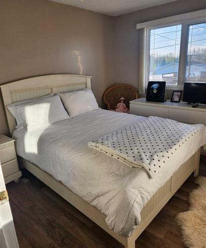 502 8 Street, Fox Creek, AB - Indoor Photo Showing Bedroom