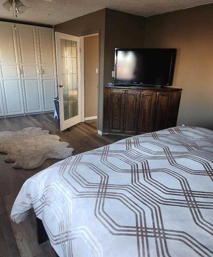 502 8 Street, Fox Creek, AB - Indoor Photo Showing Bedroom