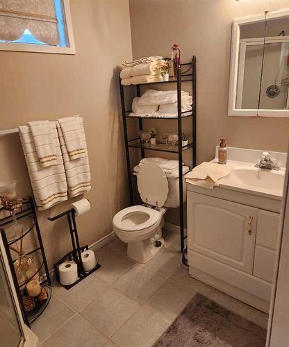 502 8 Street, Fox Creek, AB - Indoor Photo Showing Bathroom