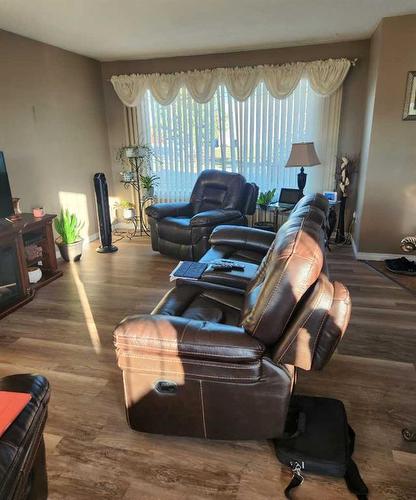 502 8 Street, Fox Creek, AB - Indoor Photo Showing Living Room