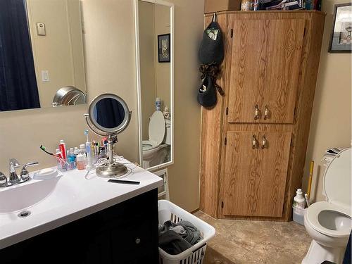 407 9 Street, Fox Creek, AB - Indoor Photo Showing Bathroom