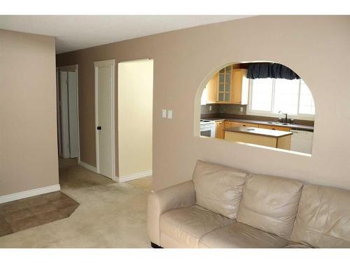 5752 9 Avenue, Edson, AB - Indoor Photo Showing Living Room