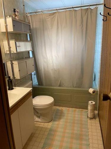 209 4 St, Fox Creek, AB - Indoor Photo Showing Bathroom