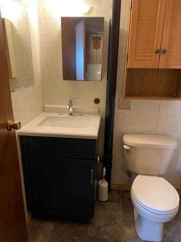209 4 St, Fox Creek, AB - Indoor Photo Showing Bathroom