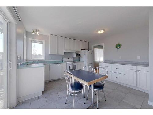 513 7 Street Sw, Slave Lake, AB - Indoor Photo Showing Kitchen With Double Sink