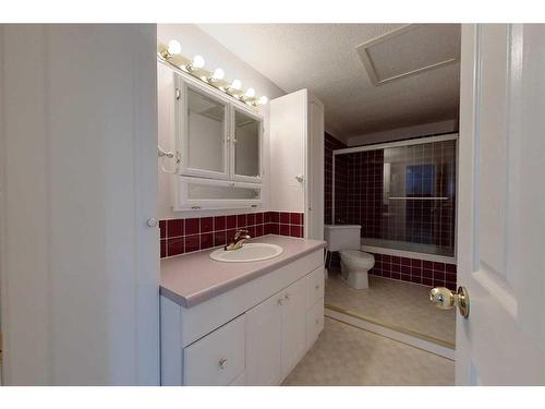 513 7 Street Sw, Slave Lake, AB - Indoor Photo Showing Bathroom