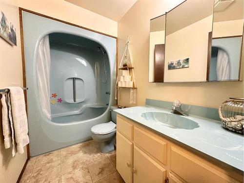 16 Walker Avenue, Swan Hills, AB - Indoor Photo Showing Bathroom