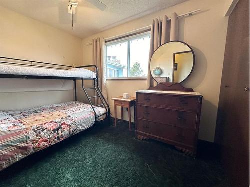 16 Walker Avenue, Swan Hills, AB - Indoor Photo Showing Bedroom