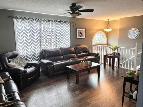195 Tocher Avenue, Hinton, AB - Indoor Photo Showing Living Room