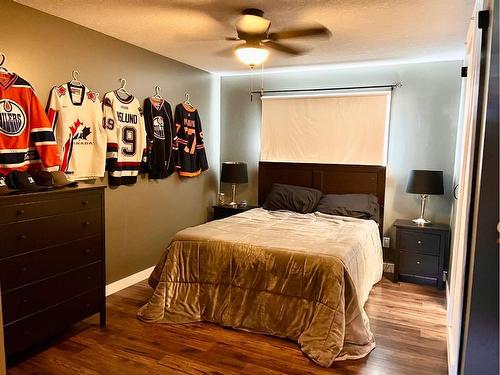 195 Tocher Avenue, Hinton, AB - Indoor Photo Showing Bedroom