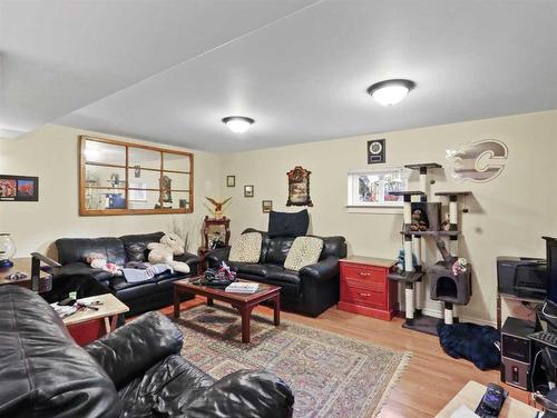 228 17Th Street, Canmore, AB - Indoor Photo Showing Living Room