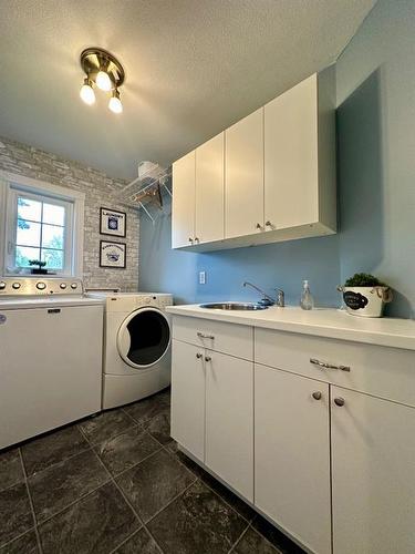592066 Range Road 121, Rural Woodlands County, AB - Indoor Photo Showing Laundry Room
