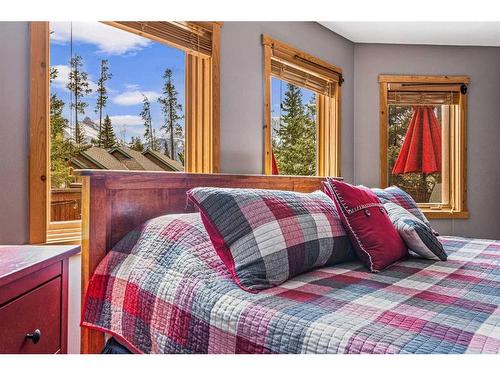 104 Silvertip Ridge, Canmore, AB - Indoor Photo Showing Bedroom