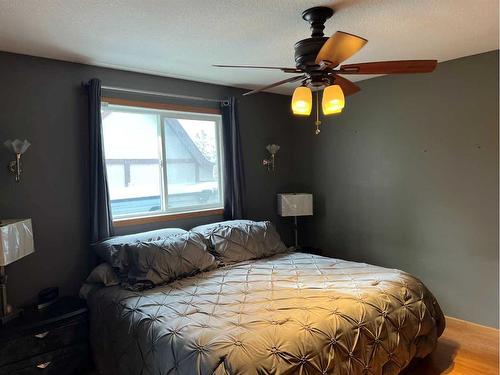 307 8 Ave, Fox Creek, AB - Indoor Photo Showing Bedroom