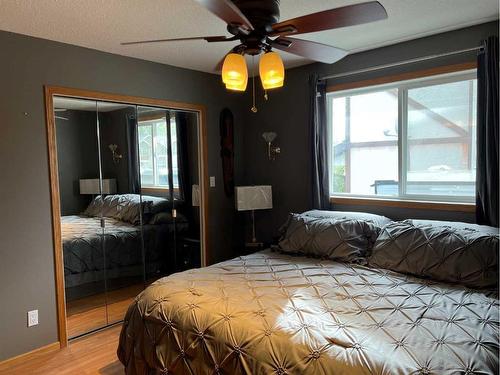 307 8 Ave, Fox Creek, AB - Indoor Photo Showing Bedroom