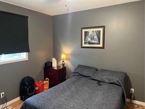 307 8 Ave, Fox Creek, AB - Indoor Photo Showing Bedroom