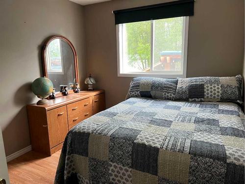 307 8 Ave, Fox Creek, AB - Indoor Photo Showing Bedroom