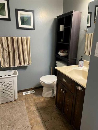 307 8 Ave, Fox Creek, AB - Indoor Photo Showing Bathroom