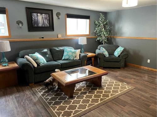 307 8 Ave, Fox Creek, AB - Indoor Photo Showing Living Room