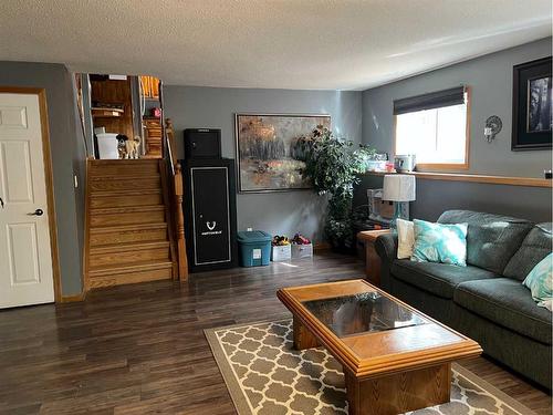 307 8 Ave, Fox Creek, AB - Indoor Photo Showing Living Room