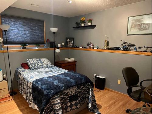 307 8 Ave, Fox Creek, AB - Indoor Photo Showing Bedroom