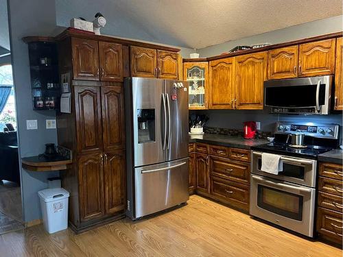 307 8 Ave, Fox Creek, AB - Indoor Photo Showing Kitchen