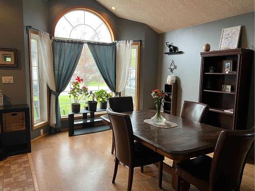 307 8 Ave, Fox Creek, AB - Indoor Photo Showing Dining Room