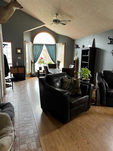 307 8 Ave, Fox Creek, AB - Indoor Photo Showing Living Room