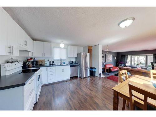 513 1A Avenue Sw, Slave Lake, AB - Indoor Photo Showing Kitchen