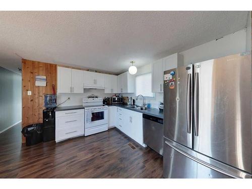 513 1A Avenue Sw, Slave Lake, AB - Indoor Photo Showing Kitchen With Double Sink