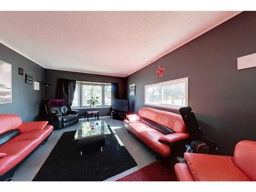 513 1A Avenue Sw, Slave Lake, AB - Indoor Photo Showing Living Room