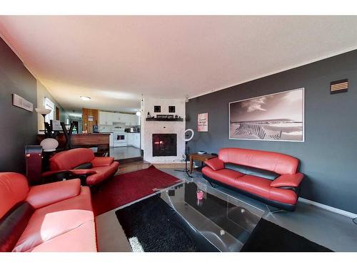 513 1A Avenue Sw, Slave Lake, AB - Indoor Photo Showing Living Room
