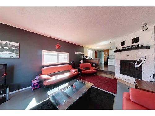 513 1A Avenue Sw, Slave Lake, AB - Indoor Photo Showing Living Room