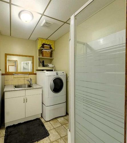 920 62A Street, Edson, AB - Indoor Photo Showing Laundry Room