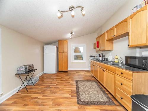 51560A Range Road 245, Rural Yellowhead County, AB - Indoor Photo Showing Kitchen With Double Sink