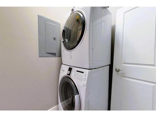 302-605 6 Avenue, Slave Lake, AB - Indoor Photo Showing Laundry Room
