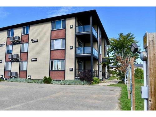 302-605 6 Avenue, Slave Lake, AB - Outdoor With Balcony With Facade