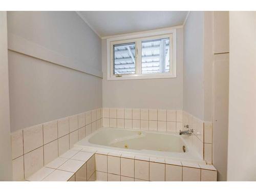 230 Moberly Drive, Hinton, AB - Indoor Photo Showing Bathroom