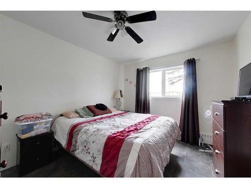 109-201 12 Avenue Sw, Slave Lake, AB - Indoor Photo Showing Bedroom