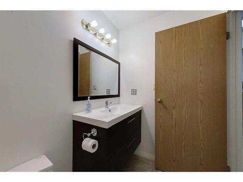 109-201 12 Avenue Sw, Slave Lake, AB - Indoor Photo Showing Bathroom