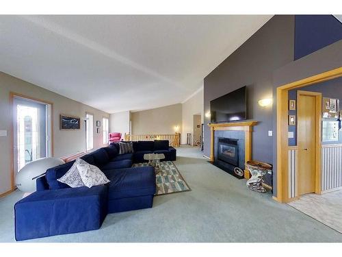 2-300 12 Street Sw, Slave Lake, AB - Indoor Photo Showing Living Room