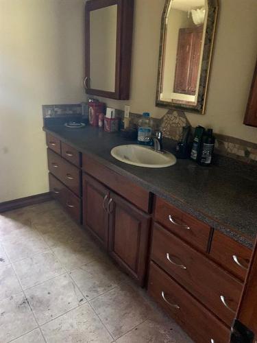 16 592056 Range Road 121, Rural Woodlands County, AB - Indoor Photo Showing Bathroom